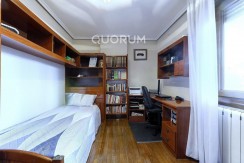 Piso Amplio y Luminoso De 3 Dorm. y 2 Baños Con Parcela de Garaje y Trastero Incluidos y Ascensor Cota 0 En Zona Ariz