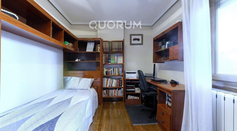 Piso Amplio y Luminoso De 3 Dorm. y 2 Baños Con Parcela de Garaje y Trastero Incluidos y Ascensor Cota 0 En Zona Ariz