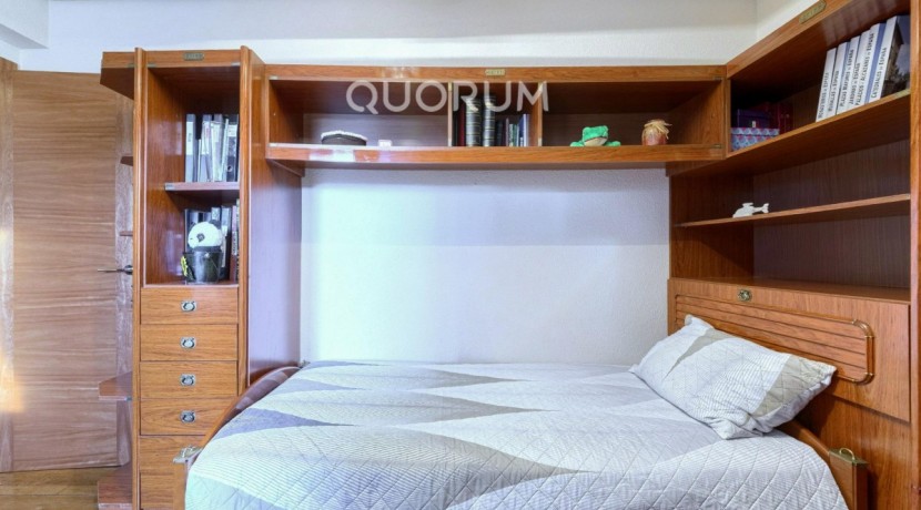 Piso Amplio y Luminoso De 3 Dorm. y 2 Baños Con Parcela de Garaje y Trastero Incluidos y Ascensor Cota 0 En Zona Ariz