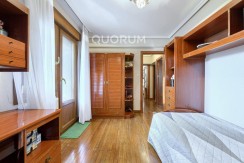 Piso Amplio y Luminoso De 3 Dorm. y 2 Baños Con Parcela de Garaje y Trastero Incluidos y Ascensor Cota 0 En Zona Ariz