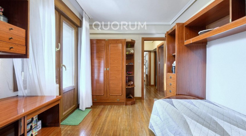 Piso Amplio y Luminoso De 3 Dorm. y 2 Baños Con Parcela de Garaje y Trastero Incluidos y Ascensor Cota 0 En Zona Ariz