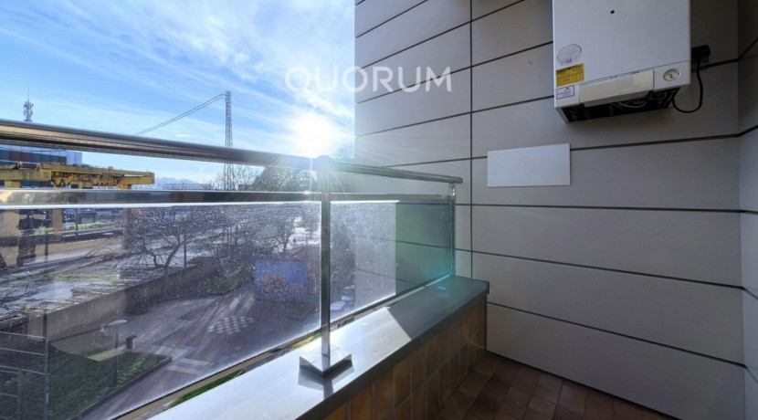 Piso Amplio y Luminoso De 3 Dorm. y 2 Baños Con Parcela de Garaje y Trastero Incluidos y Ascensor Cota 0 En Zona Ariz