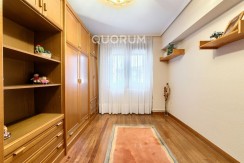 Piso Amplio y Luminoso De 3 Dorm. y 2 Baños Con Parcela de Garaje y Trastero Incluidos y Ascensor Cota 0 En Zona Ariz