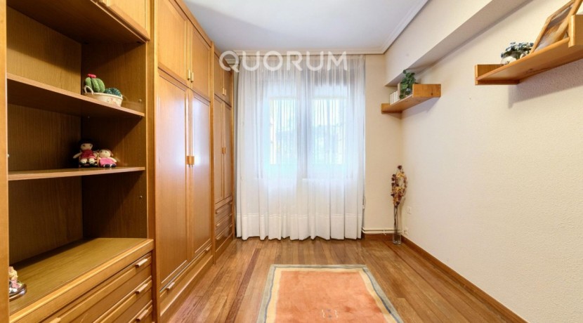 Piso Amplio y Luminoso De 3 Dorm. y 2 Baños Con Parcela de Garaje y Trastero Incluidos y Ascensor Cota 0 En Zona Ariz