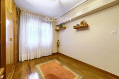 Piso Amplio y Luminoso De 3 Dorm. y 2 Baños Con Parcela de Garaje y Trastero Incluidos y Ascensor Cota 0 En Zona Ariz