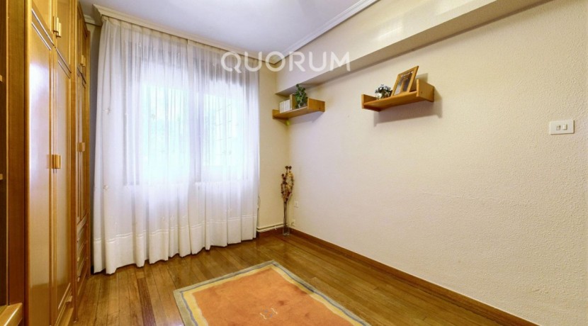 Piso Amplio y Luminoso De 3 Dorm. y 2 Baños Con Parcela de Garaje y Trastero Incluidos y Ascensor Cota 0 En Zona Ariz