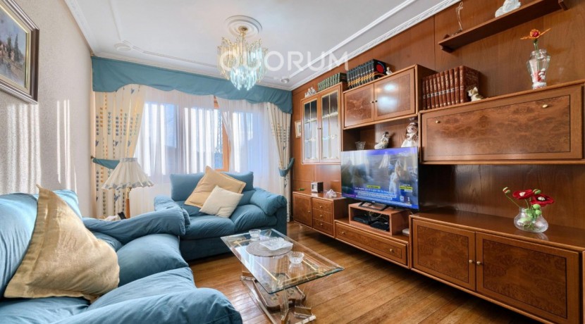 Piso Amplio y Luminoso De 3 Dorm. y 2 Baños Con Parcela de Garaje y Trastero Incluidos y Ascensor Cota 0 En Zona Ariz