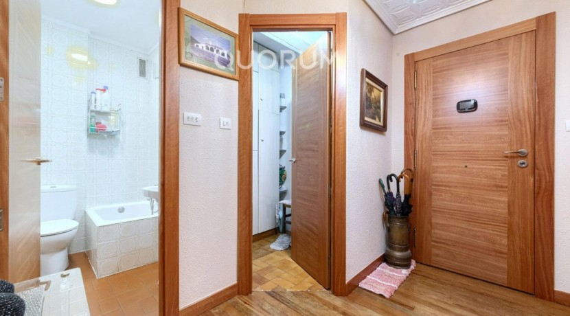 Piso Amplio y Luminoso De 3 Dorm. y 2 Baños Con Parcela de Garaje y Trastero Incluidos y Ascensor Cota 0 En Zona Ariz