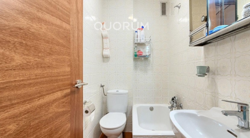 Piso Amplio y Luminoso De 3 Dorm. y 2 Baños Con Parcela de Garaje y Trastero Incluidos y Ascensor Cota 0 En Zona Ariz
