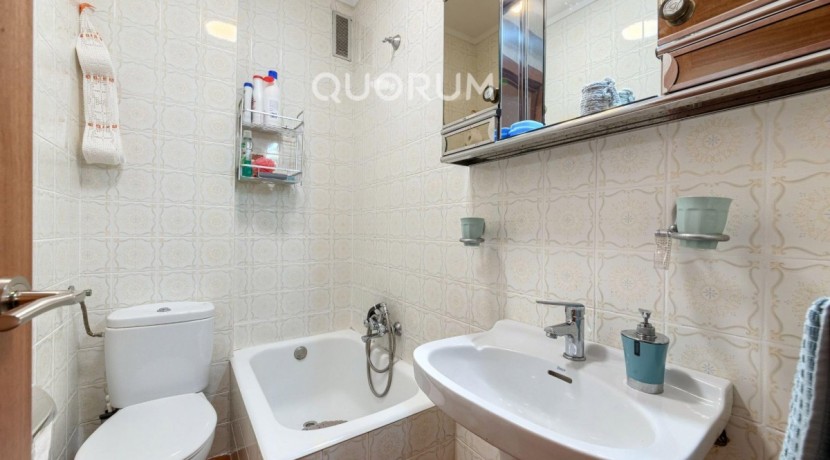 Piso Amplio y Luminoso De 3 Dorm. y 2 Baños Con Parcela de Garaje y Trastero Incluidos y Ascensor Cota 0 En Zona Ariz