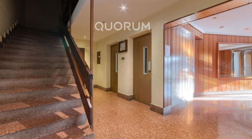 Piso Amplio y Luminoso De 3 Dorm. y 2 Baños Con Parcela de Garaje y Trastero Incluidos y Ascensor Cota 0 En Zona Ariz