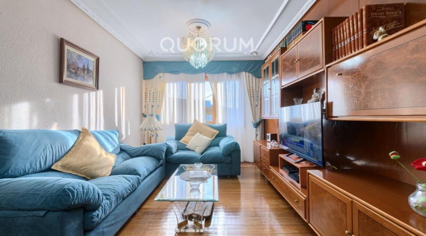 Piso Amplio y Luminoso De 3 Dorm. y 2 Baños Con Parcela de Garaje y Trastero Incluidos y Ascensor Cota 0 En Zona Ariz