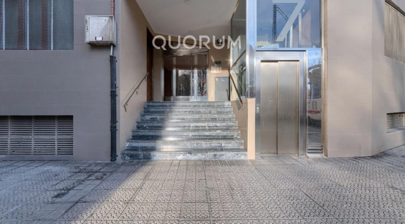 Piso Amplio y Luminoso De 3 Dorm. y 2 Baños Con Parcela de Garaje y Trastero Incluidos y Ascensor Cota 0 En Zona Ariz