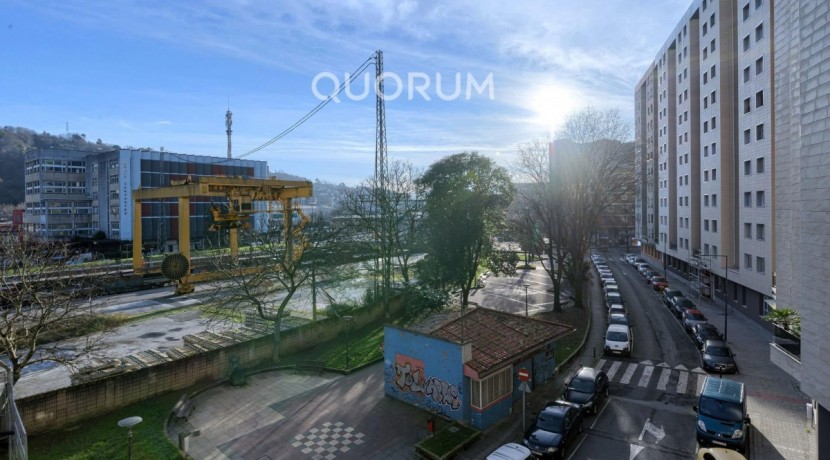 Piso Amplio y Luminoso De 3 Dorm. y 2 Baños Con Parcela de Garaje y Trastero Incluidos y Ascensor Cota 0 En Zona Ariz