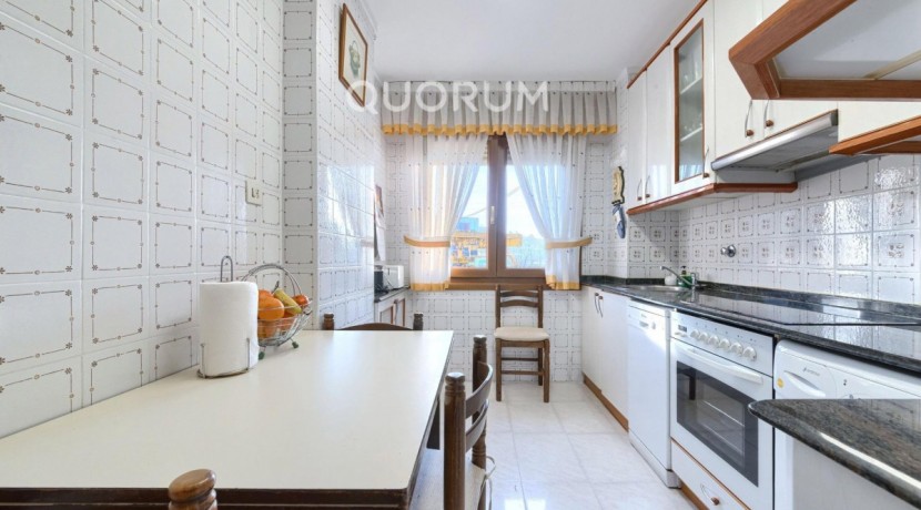 Piso Amplio y Luminoso De 3 Dorm. y 2 Baños Con Parcela de Garaje y Trastero Incluidos y Ascensor Cota 0 En Zona Ariz