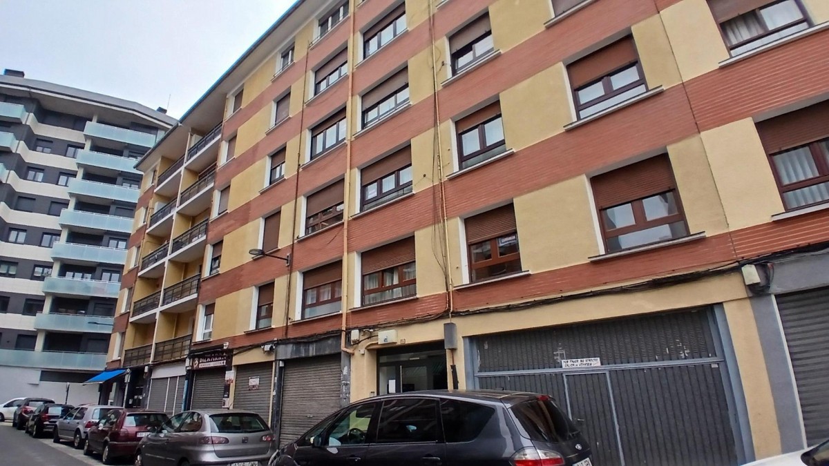 Piso Con Ascensor A Cota 0 De 3 Habitaciones Y Camarote En El Centro De Usansolo