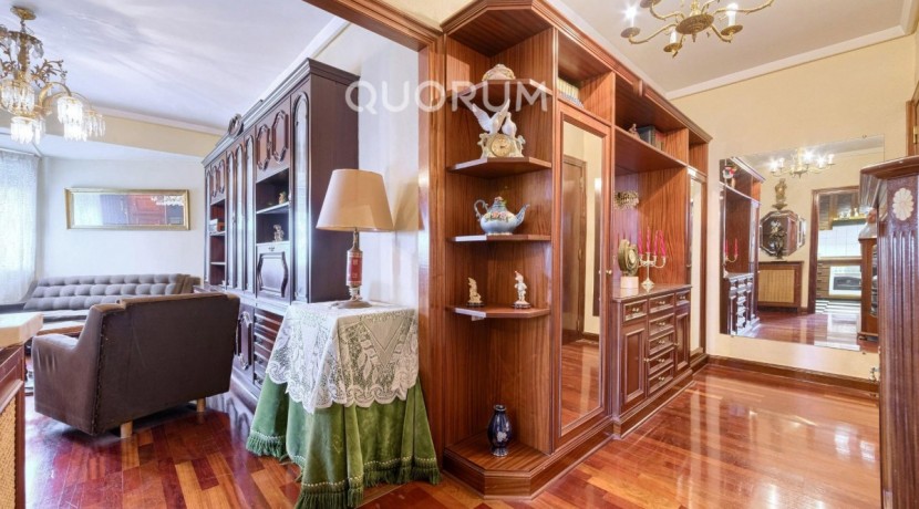Piso De 2 Dormitorios (Origen 3) y 2 Baños Con Parcela De Garaje, Dos Ascensores y Balcón Con Vistas Despejadas En Zona Ayuntamiento