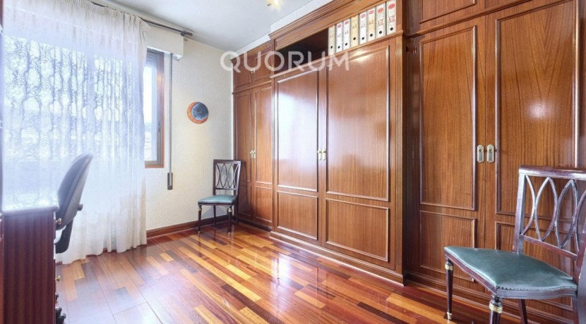 Piso De 2 Dormitorios (Origen 3) y 2 Baños Con Parcela De Garaje, Dos Ascensores y Balcón Con Vistas Despejadas En Zona Ayuntamiento