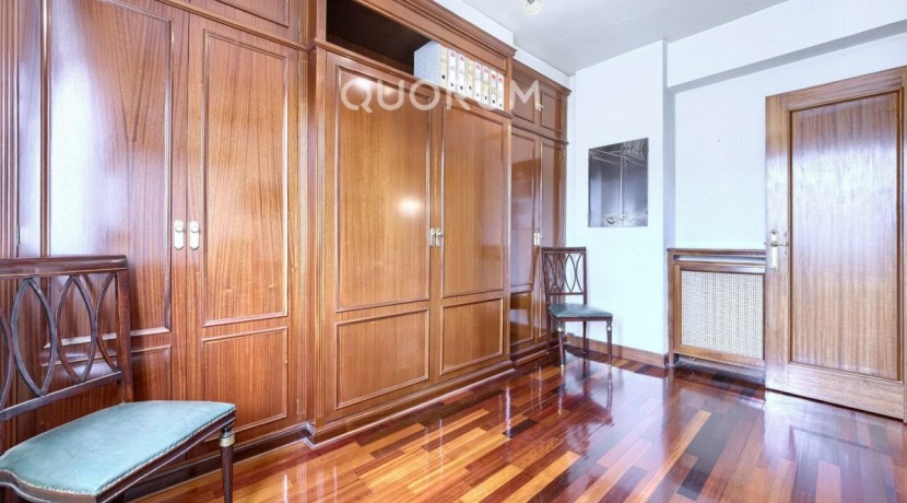 Piso De 2 Dormitorios (Origen 3) y 2 Baños Con Parcela De Garaje, Dos Ascensores y Balcón Con Vistas Despejadas En Zona Ayuntamiento