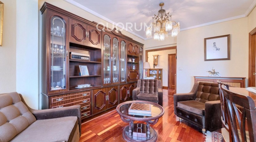 Piso De 2 Dormitorios (Origen 3) y 2 Baños Con Parcela De Garaje, Dos Ascensores y Balcón Con Vistas Despejadas En Zona Ayuntamiento