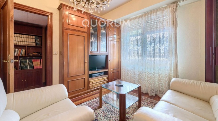 Piso De 2 Dormitorios (Origen 3) y 2 Baños Con Parcela De Garaje, Dos Ascensores y Balcón Con Vistas Despejadas En Zona Ayuntamiento