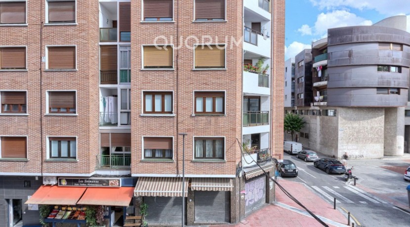 Piso De 3 Dormitorios Con 3 Balcones, Ascensor Cota 0 y Fachada Rehabilitada En Pleno Centro