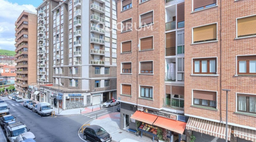 Piso De 3 Dormitorios Con 3 Balcones, Ascensor Cota 0 y Fachada Rehabilitada En Pleno Centro