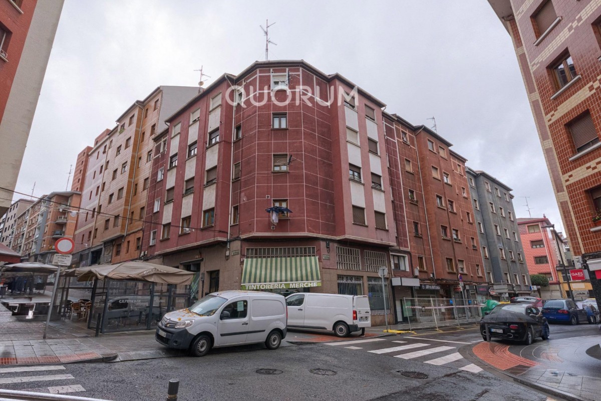 Piso De 3 Habitaciones (4 En origen) Con Gran Salón Y Opción a 2º Baño. Ascensor Cota Cero En Zona Centro Ariz