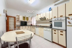 Piso De 3 Habitaciones (4 En origen) Con Gran Salón Y Opción a 2º Baño. Ascensor Cota Cero En Zona Centro Ariz