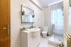 Piso De 3 Habitaciones (4 En origen) Con Gran Salón Y Opción a 2º Baño. Ascensor Cota Cero En Zona Centro Ariz