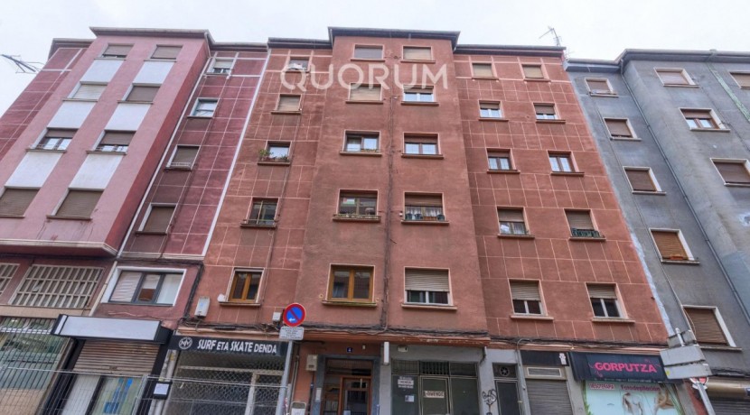 Piso De 3 Habitaciones (4 En origen) Con Gran Salón Y Opción a 2º Baño. Ascensor Cota Cero En Zona Centro Ariz