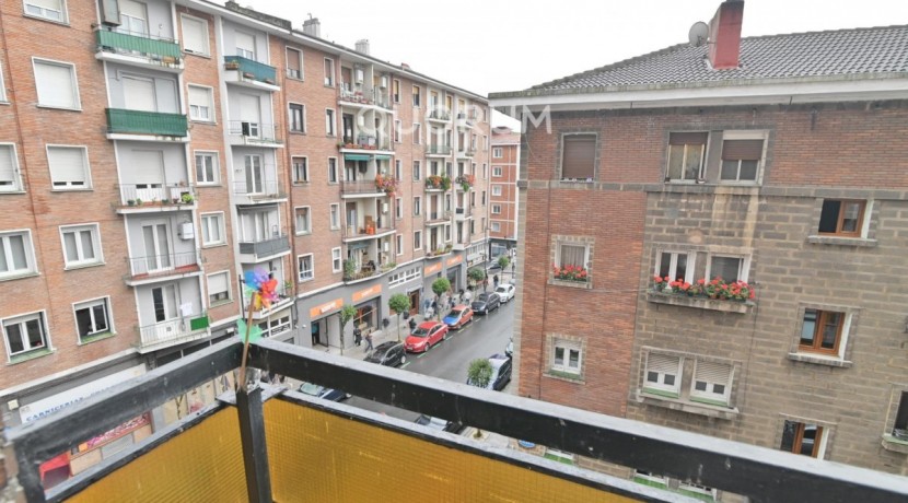 Piso de 3 Habitaciones Con Terraza Y 2 Baños En El Centro De Santutxu