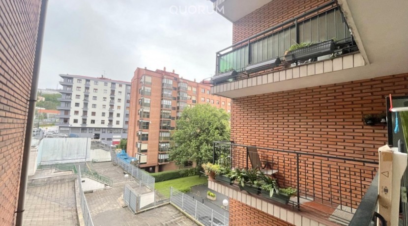 Piso De 3 Habitaciones En Txurdinaga.