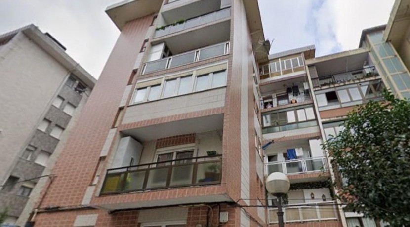 PISO DE CUATRO HABITACIONES A DOS MINUTOS DEL METRO