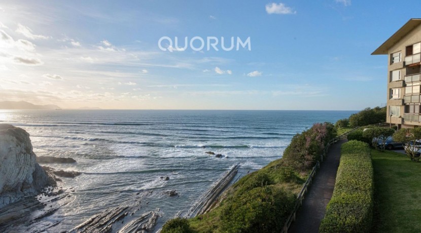 Piso En Primera Línea de Playa Con LAS MEJORES VISTAS AL PEÑÓN En Urbanización Sopelmar