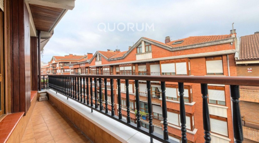 Piso Exterior Amplio y Luminoso De 3 Dorm. (4 de origen) y 2 Baños con Ascensor Cota Cero y Balcón En Arrigorriaga