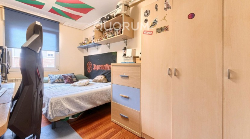 Piso Luminoso y Totalmente Exterior De 3 Dormitorios Con Amplio Trastero  En Zona Lanbarketa