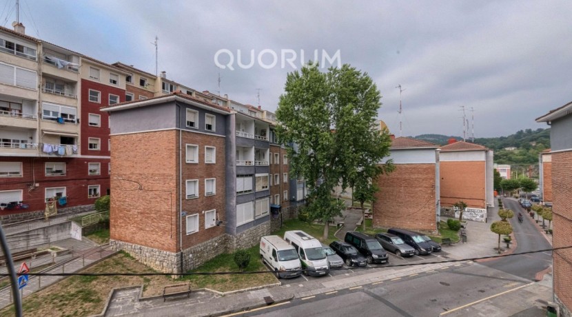 Piso Luminoso y Totalmente Exterior De 3 Dormitorios Con Amplio Trastero  En Zona Lanbarketa