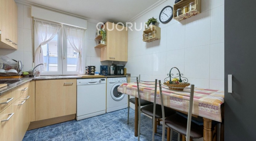 Piso Luminoso y Totalmente Exterior De 3 Dormitorios Con Amplio Trastero  En Zona Lanbarketa