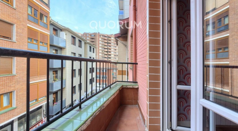 Preciosa Vivienda Luminosa De 2 Dormitorios y 2 Baños Con Balcón y Ascensor Cota 0 en Zona Centro