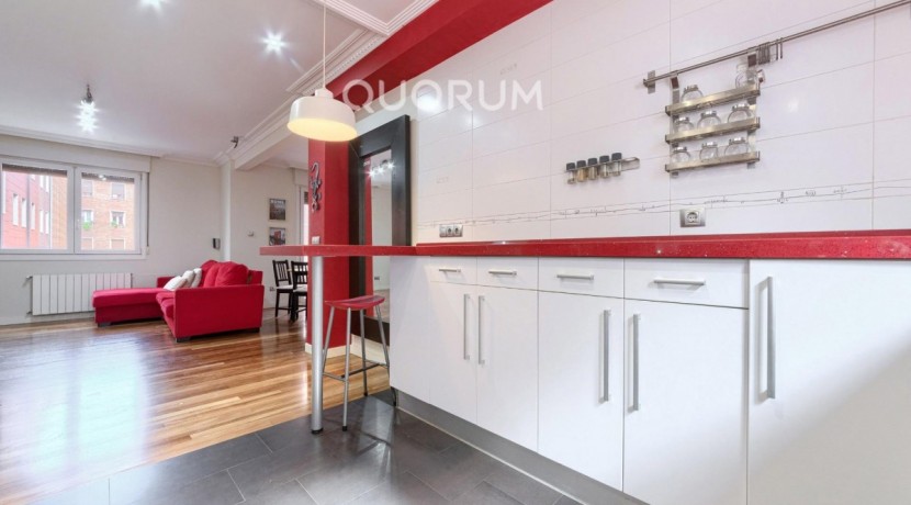 Preciosa Vivienda Luminosa De 2 Dormitorios y 2 Baños Con Balcón y Ascensor Cota 0 en Zona Centro