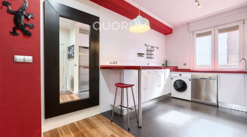 Preciosa Vivienda Luminosa De 2 Dormitorios y 2 Baños Con Balcón y Ascensor Cota 0 en Zona Centro