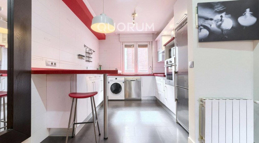 Preciosa Vivienda Luminosa De 2 Dormitorios y 2 Baños Con Balcón y Ascensor Cota 0 en Zona Centro