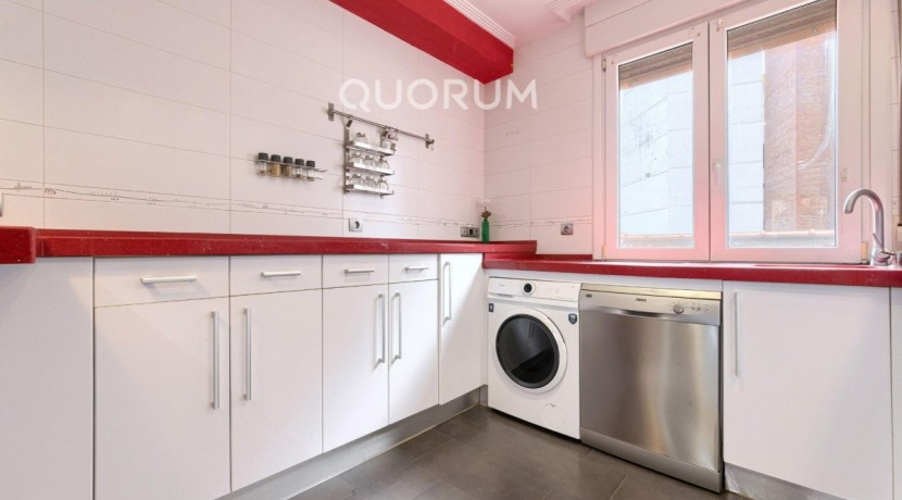 Preciosa Vivienda Luminosa De 2 Dormitorios y 2 Baños Con Balcón y Ascensor Cota 0 en Zona Centro