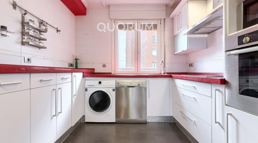 Preciosa Vivienda Luminosa De 2 Dormitorios y 2 Baños Con Balcón y Ascensor Cota 0 en Zona Centro
