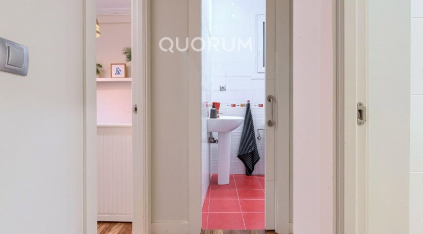 Preciosa Vivienda Luminosa De 2 Dormitorios y 2 Baños Con Balcón y Ascensor Cota 0 en Zona Centro