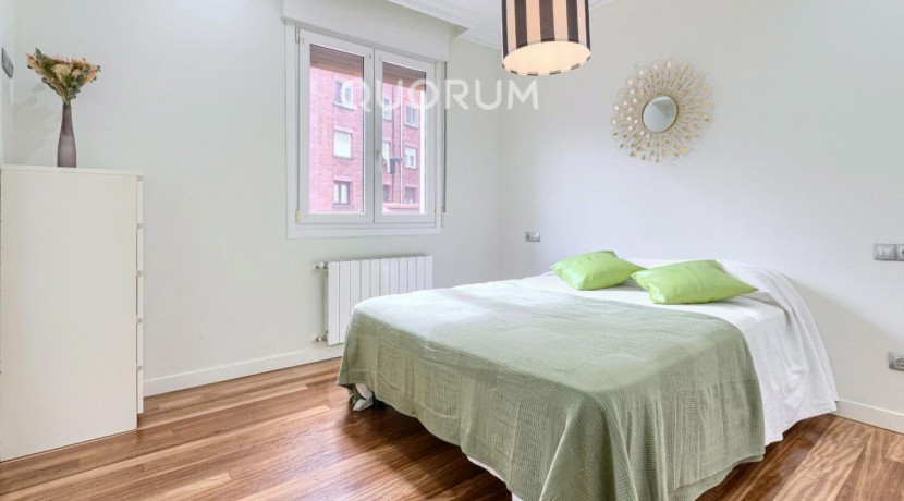 Preciosa Vivienda Luminosa De 2 Dormitorios y 2 Baños Con Balcón y Ascensor Cota 0 en Zona Centro