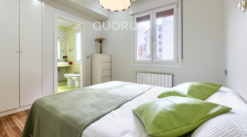 Preciosa Vivienda Luminosa De 2 Dormitorios y 2 Baños Con Balcón y Ascensor Cota 0 en Zona Centro