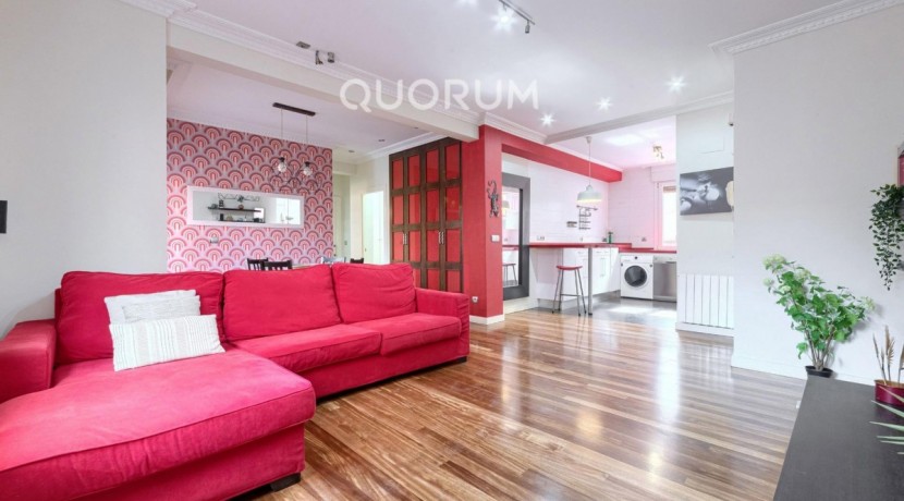Preciosa Vivienda Luminosa De 2 Dormitorios y 2 Baños Con Balcón y Ascensor Cota 0 en Zona Centro