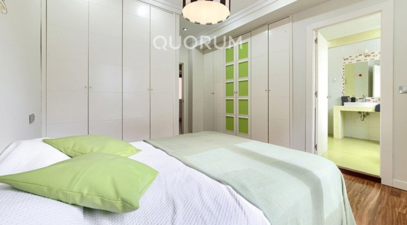 Preciosa Vivienda Luminosa De 2 Dormitorios y 2 Baños Con Balcón y Ascensor Cota 0 en Zona Centro
